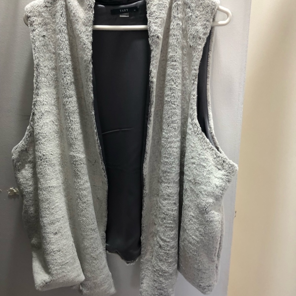 Womens faux fur vest Soft never worn 2x Silver Grey new condition made by Tate